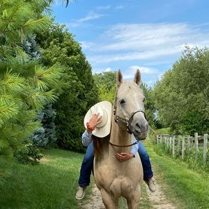 Meet your Posher, Becca